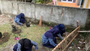 Siswa MTs DDI Tapandullu Ikuti Kegiatan P5 Melalui Penanaman Tanaman di Lingkungan Madrasah