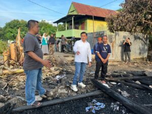 Suyuti Tinjau Lokasi Kebakaran di Lumpue, Salurkan Bantuan untuk Korban