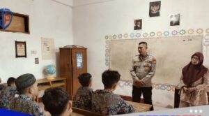 Sentuhan Humanis di Sekolah, Sat Binmas Polres Parepare Tanamkan Adab dan Perilaku Positif pada Pelajar