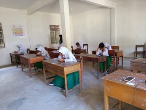 Siswa MI Miftahul Ulum Toabo Ikuti Ujian Madrasah Berbasis Komputer dan Android
