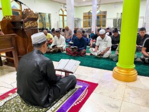Brimob Polda Sulsel Bangun Kedekatan dengan Masyarakat Lewat Yasinan Bersama