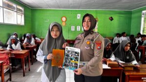 Satlantas Polres Majene Edukasi Santri Ponpes Ihyaul Ulum DDI Baruga Jadi Pelopor Keselamatan Berlalu Lintas