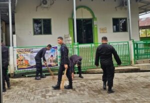 Brimob Batalyon B Pelopor Tunjukkan Kepedulian Lingkungan Lewat Aksi Bersih-Bersih Masjid di Parepare